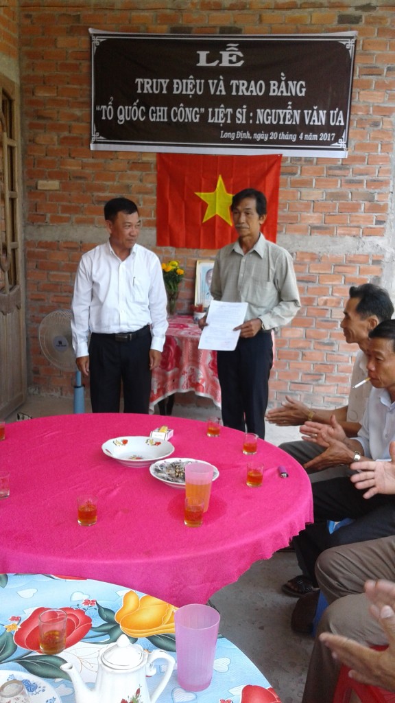 UVTVHU, Phó Chủ tịch UBND huyện Châu Thành Trần Hữu Phong trao Bằng Tổ quốc ghi công