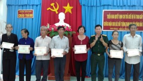 Trao giấy chứng nhận cho các đối tượng tham gia dân công hỏa tuyến