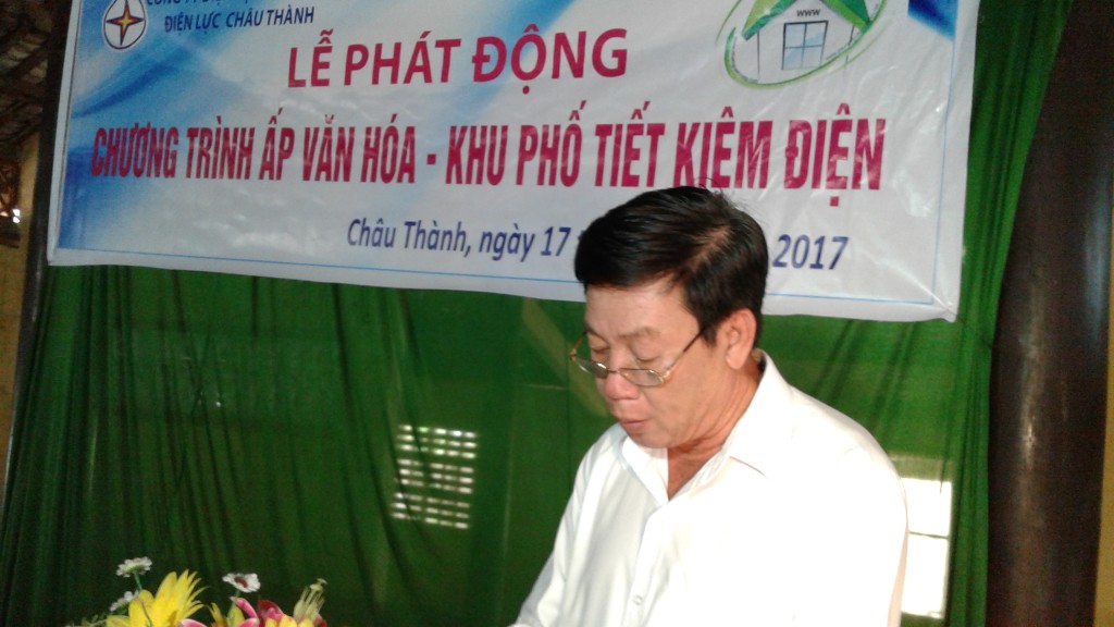 UVTVHU, PCT UBND huyện Trần Văn Thạo phát động ấp, khu phố văn hóa tiết kiệm điện