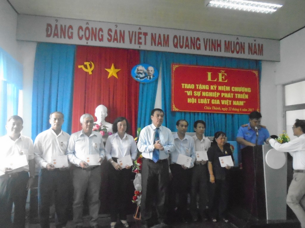 PCT Hội Luật gia tỉnh TG Nguyễn Thế Khải trao tặng Kỷ niệm chương