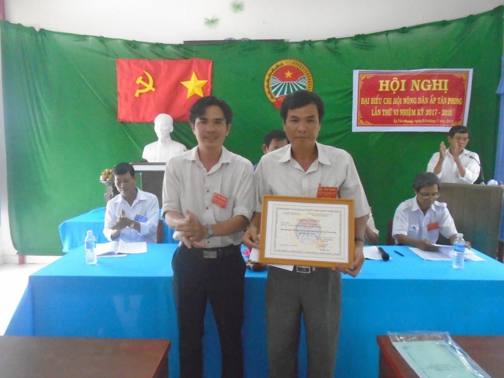 Anh Hiếu Nghĩa vinh dự nhận giấy chứng nhận NDSX-KD giỏi của Trung ương Hội Nông dân Việt Nam