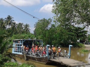 Hành khách đều mặc áo phao tại Bến đò ngang an toàn xã Long Hưng