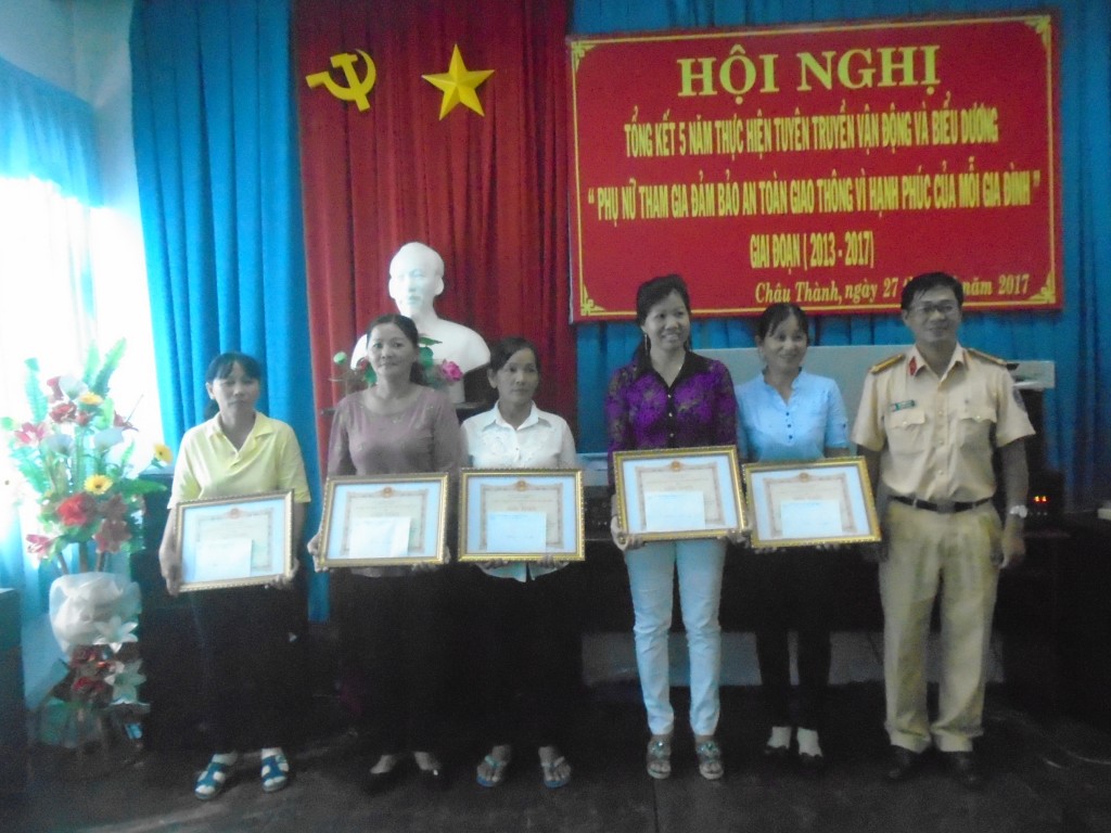 Khen thưởng cho PN có thành tích