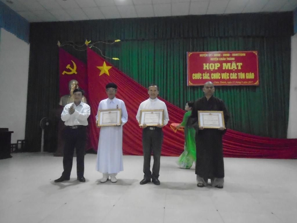 Phó Bí thư Thường trực HU Trần Văn Hơn khen thưởng các chức sắc tôn giáo có thành tích