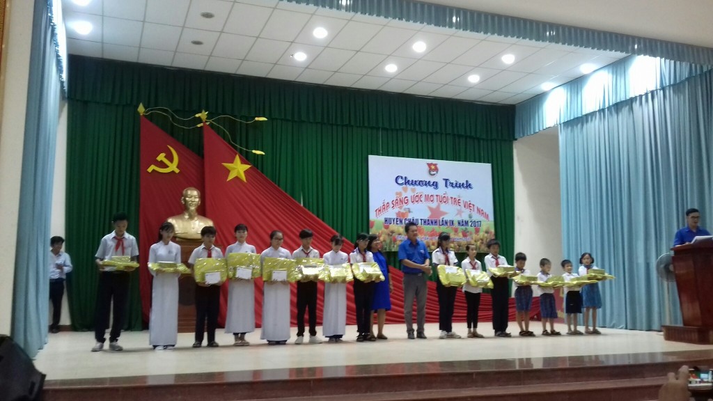 Chương trình TSƯM trao quà và học bổng (1)