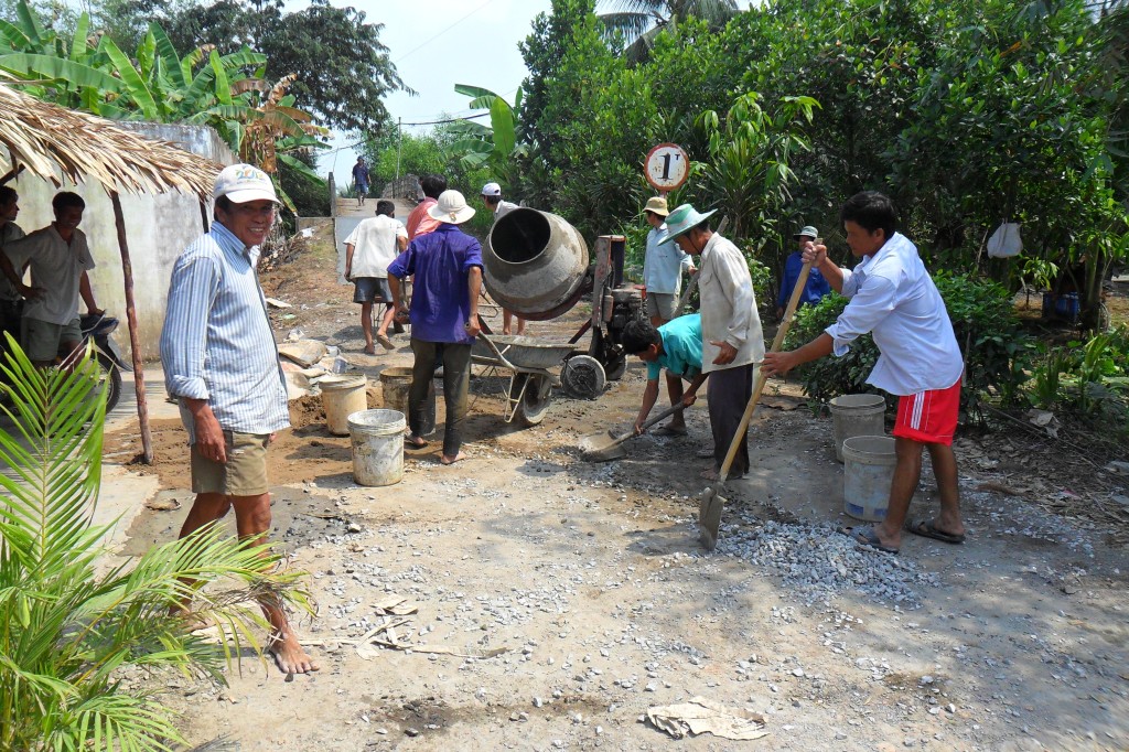 Nông dân xã Tân Hội Đông ra quân làm đường GTNT