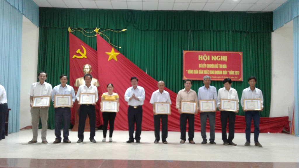 Khen thưởng các nông dân SXKDG