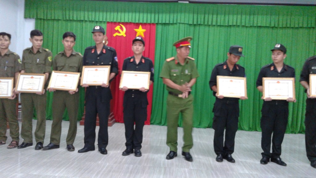 Khen thưởng cảnh sát cơ động và CA xã hoàn xuất sắc nhiệm vụ bảo vệ Tuần lễ HN cấp cao APEC 2017