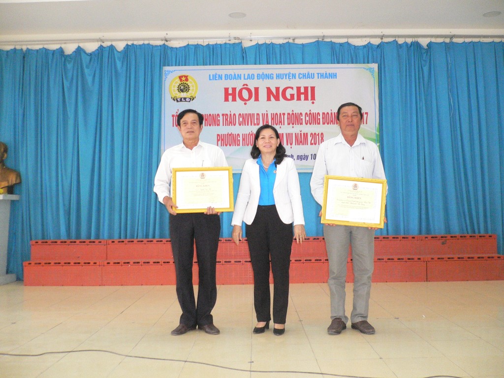 Bà Lê Thanh Tiền-Phó Chủ tịch LĐLĐ tỉnh trao Bằng khen của Tổng LĐLĐ Việt Nam