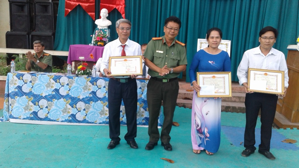 Khen thưởng  tập thể và cá nhân trường THPT Rạch Gầm-Xoài Mút