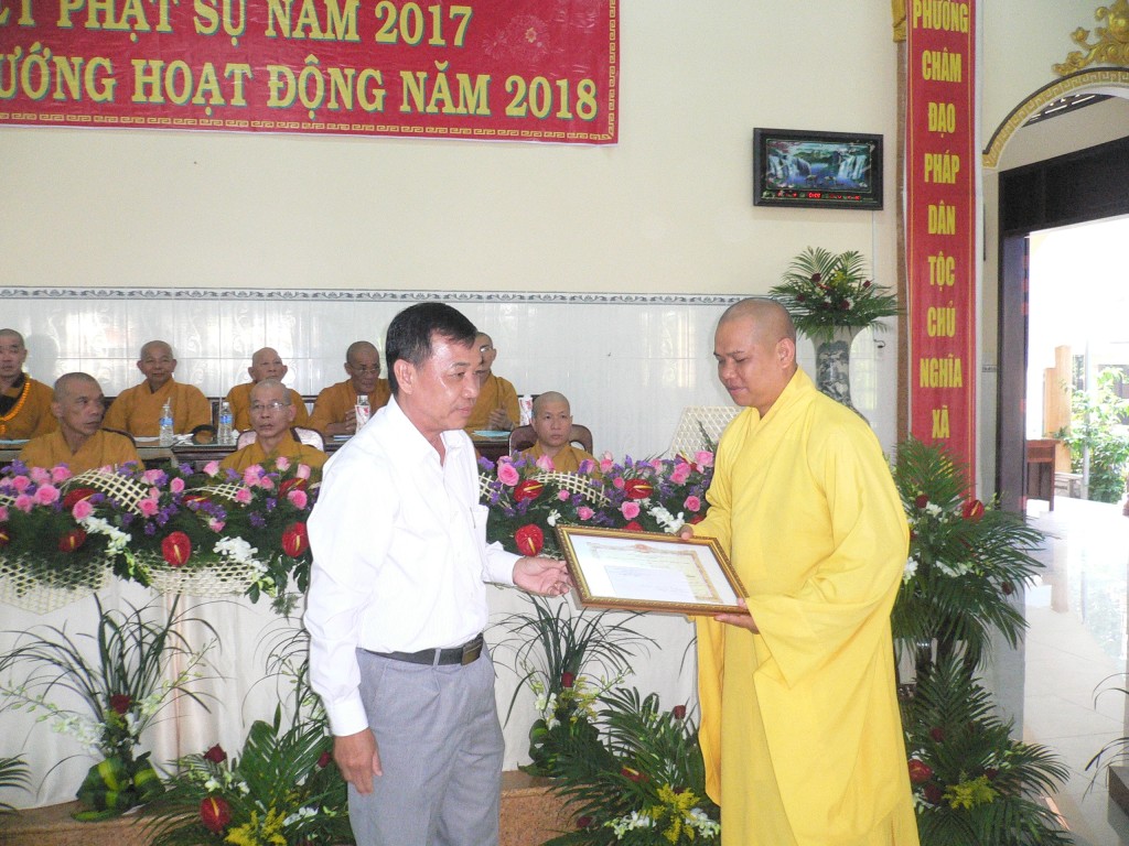 Phó Chủ tịc UBND huyện-Trần Hữu Phong trao tặng giấy khen