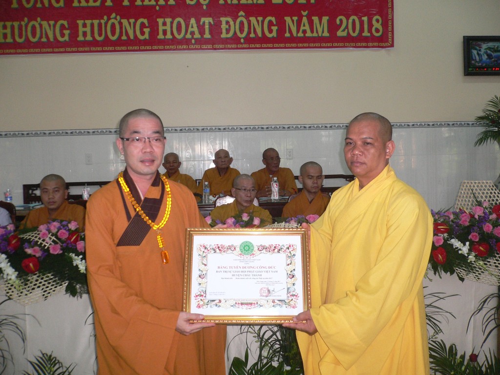 Thượng tọa Thích Quảng Lộc trao tặng Bằng Tuyên dương công đức (1)