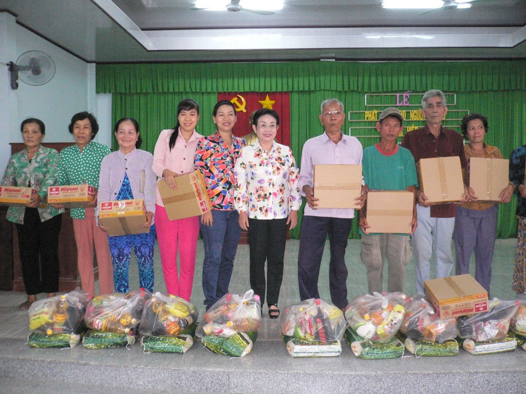 Bà Trương Thị Hiền (mặc áo bông nền trắng) tặng quà
