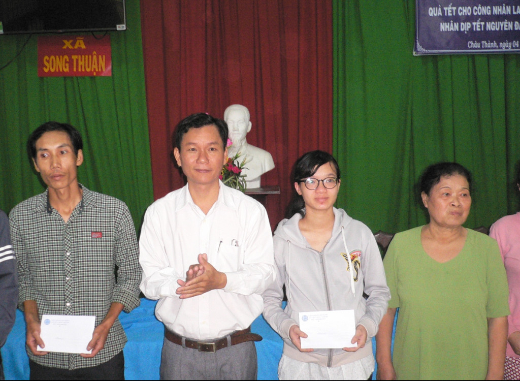 CT Liên đoàn Lao động huyện-         Phạm Văn Út tặng quà cho công nhân lao động