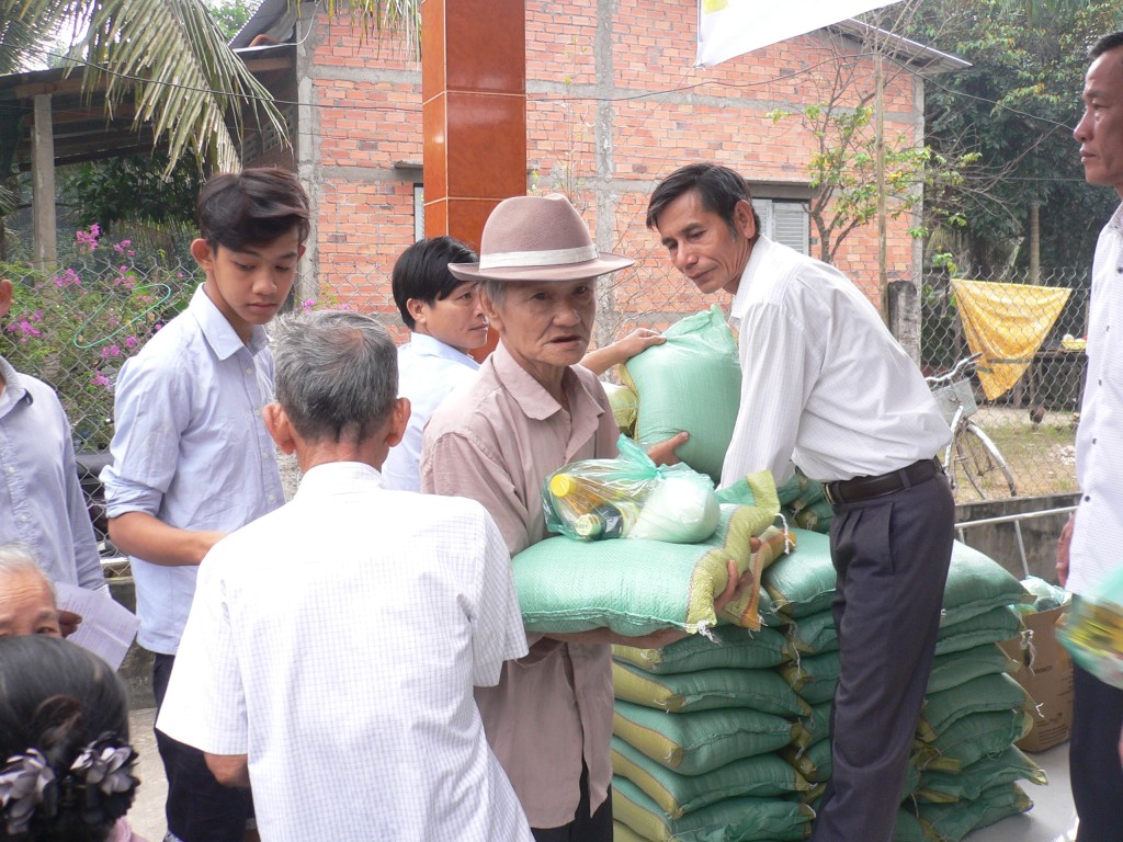 Chủ tịch Hội nông dân huyện Nguyễn Văn Thắng đang trao tặng quà