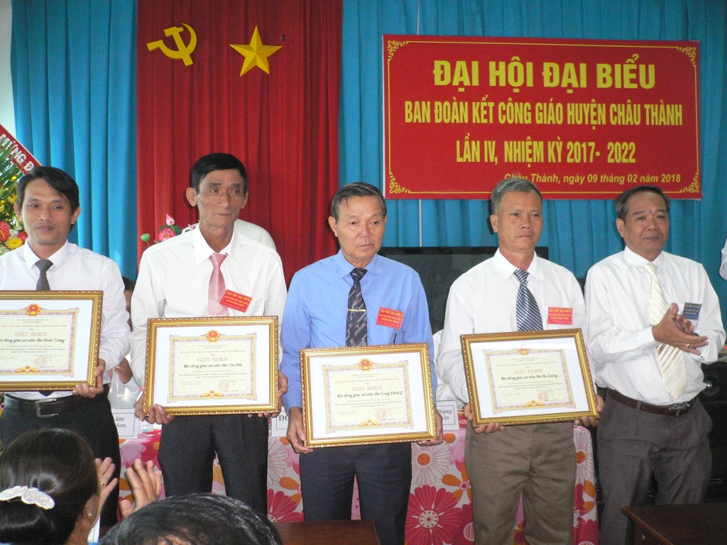 Chủ tịch Mặt trận Tổ quốc VN huyện CT Nguyễn Minh Phụng trao giấy khen cho đại diện các các giáo xứ đạt thành tích