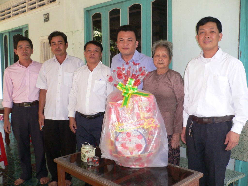 Ngân hàng CSXH huyện tặng quà Tết cho Bà mẹ VNAH