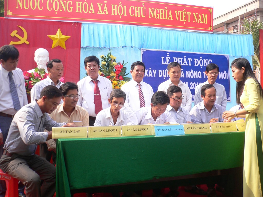 Ký kết giao ước thi đua thực hiện các chỉ tiêu NTM