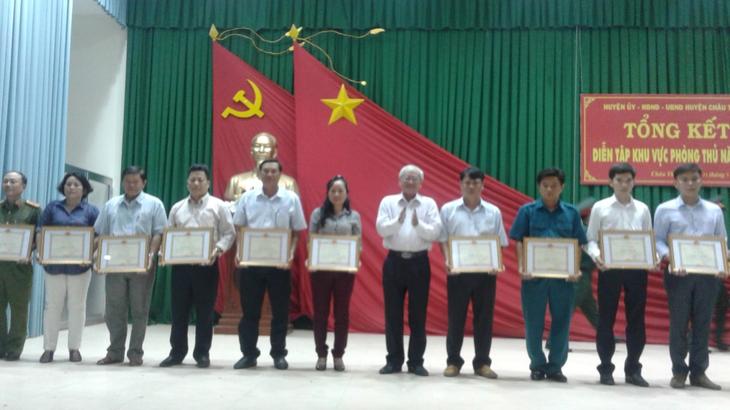 PBT HU, CT UBND huyện Huỳnh Văn Bé Hai tặng giấy khen cho các đơn vị đạt thành tích