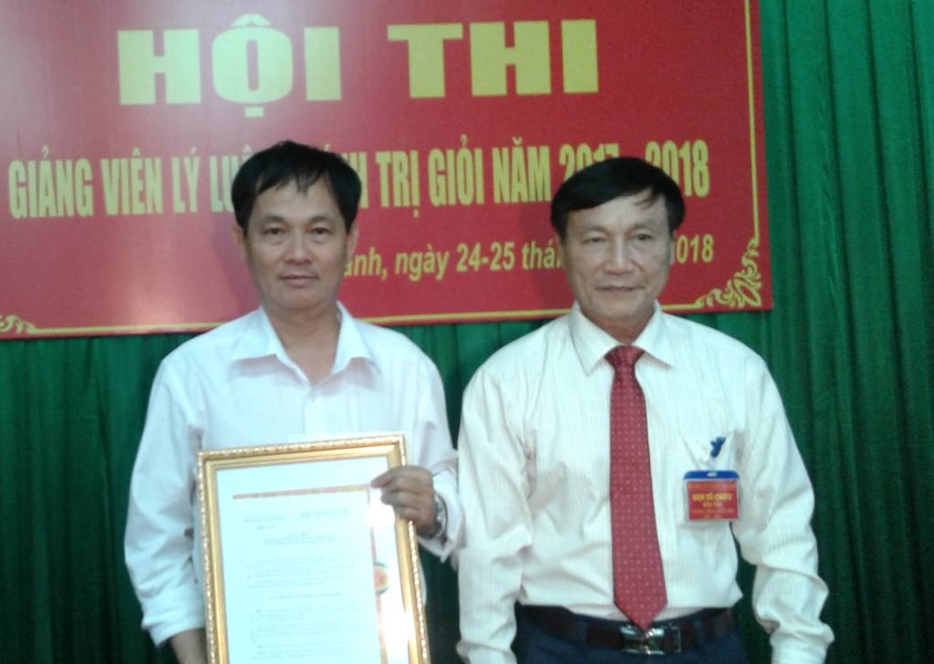 PBT TT HU Trần Văn Hơn đến dự và trao giải thưởng tại Hội thi