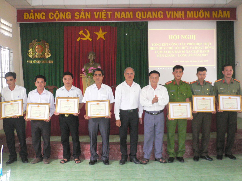 BT HU Tân Phước Đỗ Vũ Thuận và PBT TT HU Châu Thành Trần Văn Hơn trao tặng giấy khen cho tập thể và cá nhân có thành tích