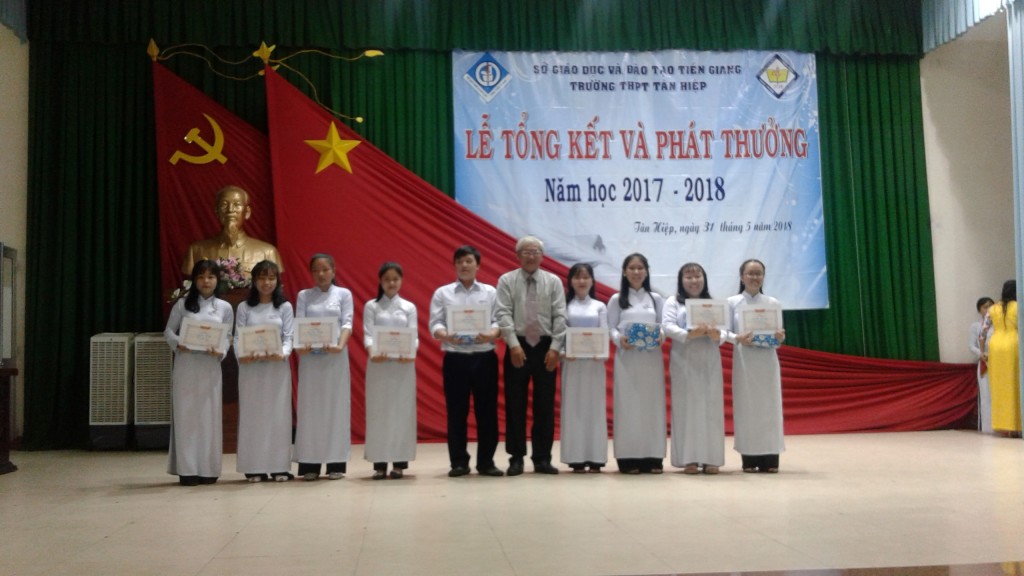 Các học sinh nhận phần thưởng