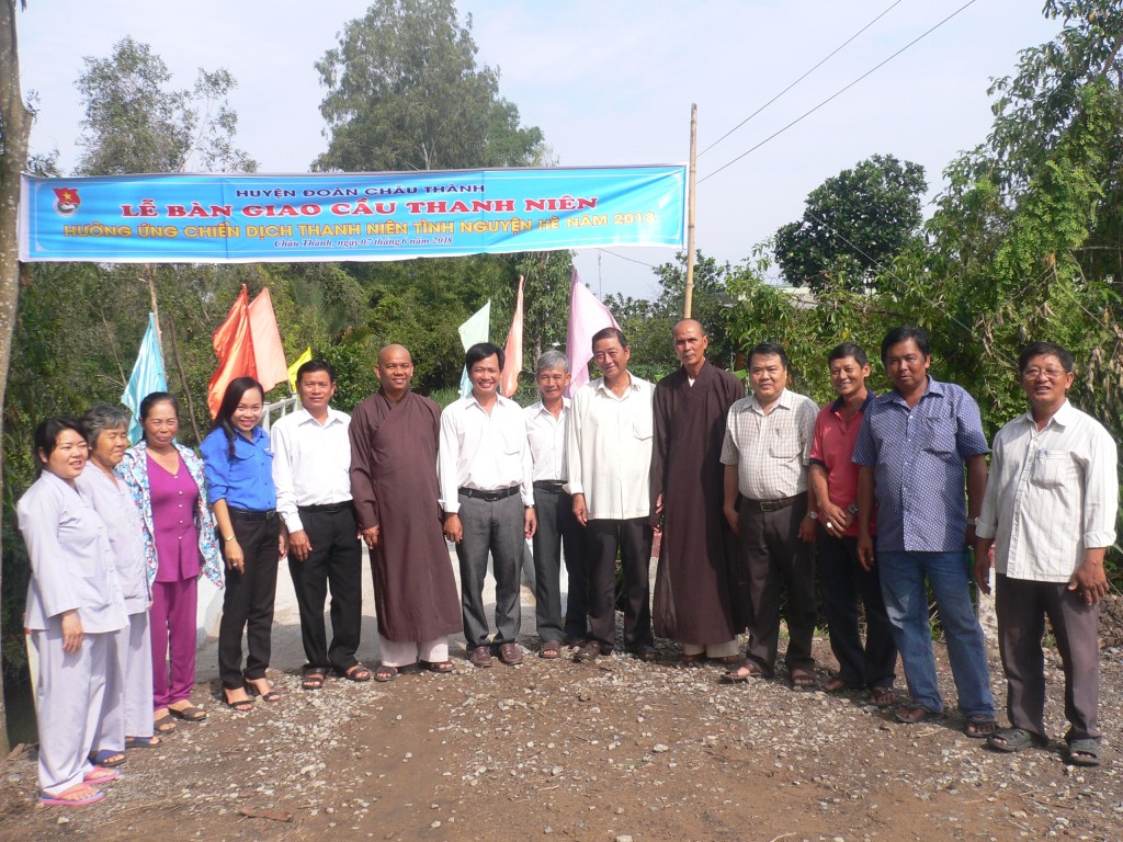 Huyện Đoàn cùng với Đại đức Thích Trung Chánh và phật tử chụp ảnh lưu niệm trước cầu Thanh niên vừa khánh thành