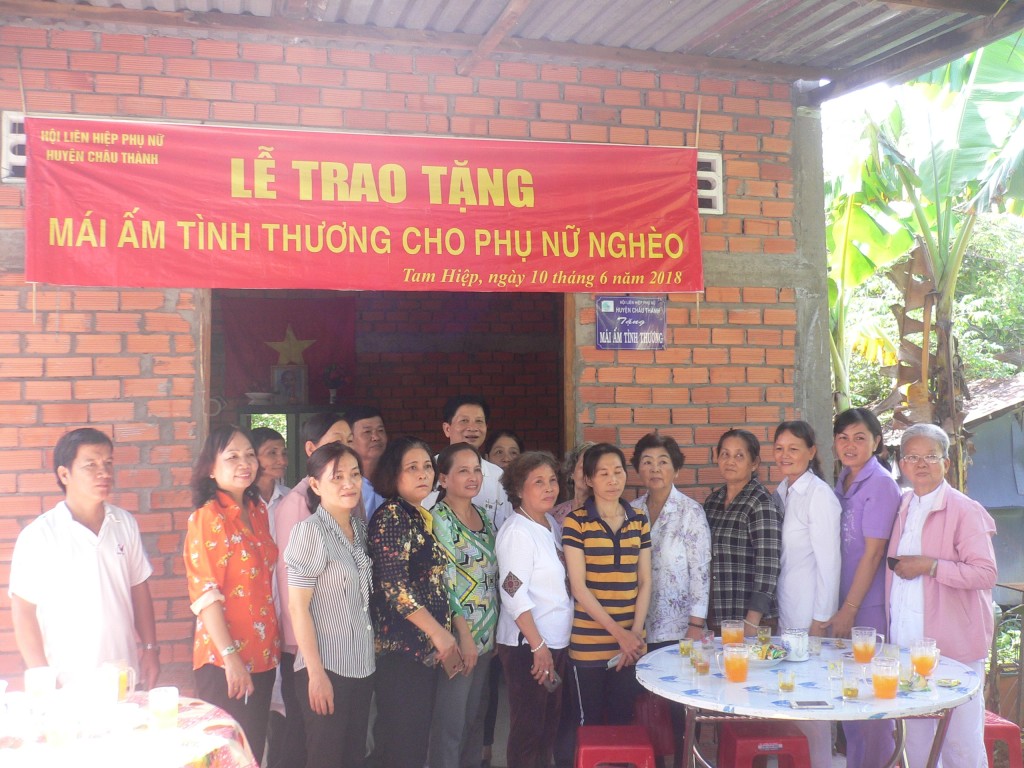 Hội LH PN huyện cùng với chính quyền và đoàn thể xã Tam Hiệp chụp ảnh lưu niệm tại căn nhà mới của chị Trần Thị Hồng Phượng