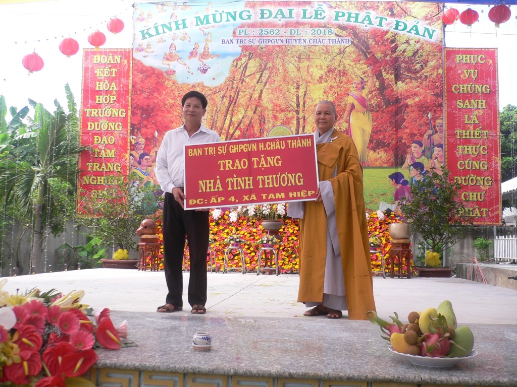 Trụ trì chùa Nam An-Ni sư Thích nữ Như Nguyên trao biển tượng trưng nhà tình thương