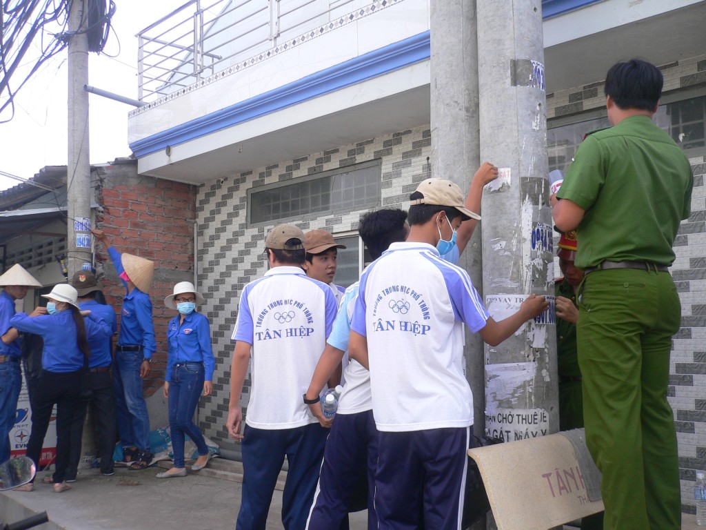 Xã Đoàn Tân Hương cùng với Chi đoàn Công an huyện tiến hành tháo gỡ các tờ quảng cáo trái quy định trên tuyến huyện lộ 31