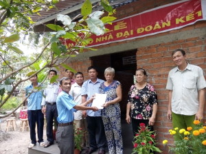 Bàn giao nhà đại đoàn kết cho bà Nguyễn Thị Ngọc Hạnh ấp Long Thuận B, xã Long Hưng