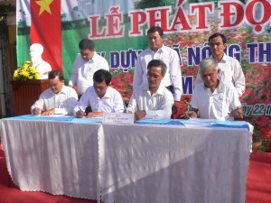 Các bí thư chi bộ ấp ký kết thi đua thực hiện xây dựng xã Tân Hương đạt tiêu chuẩn nông thôn mới