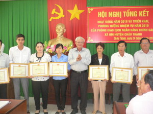 Ông Huỳnh Văn Bé Hai, Chủ tịch UBND huyện trao giấy khen cho tập thể và cá nhân