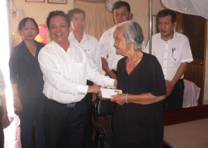 Ông Trương Minh Tới, Bí thư Huyện ủy trao quà cho gia đình huyện ủy viên từ trần tại ấp Khu Phố, xã Tân Hội Đông