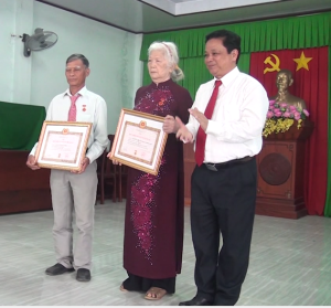 Bí thư Huyện ủy Trương Minh Tới trao huy hiệu Đảng cho hai đảng viên cao niên xã Thân Cửu Nghĩa