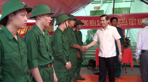 Chủ tịch UBND tỉnh Lê Văn Hưởng bắt tay, chúc sức khỏe và động viên thanh niên sẵn sàng nhập ngũ năm 2019