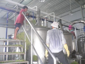 Một góc nhà xưởng của Công ty Hương liệu Ếch Vàng, chi nhánh xã Tân Hội Đông