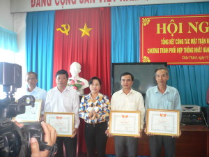 Bà Lê Thị Trang, Trưởng Ban phong trào UBMTTQ tỉnh trao Bằng khen cho tập thể và cá nhân đạt thành tích xuất sắc năm 2018