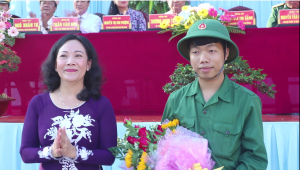 Đồng chí Nguyễn Thị Sáng, Thường vụ Tỉnh ủy, Phó chủ tịch HĐND tỉnh Tiền Giang tặng hoa cho tân binh