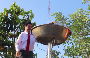 Đồng chí Trương Minh Tới, Bí thư Huyện ủy Châu Thành thắp đuốc truyền thống tại lễ giao quân
