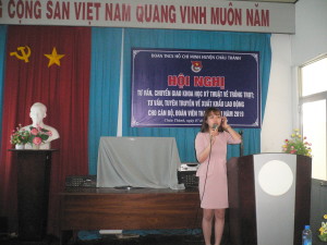Cán bộ Công ty đang tư vấn về quyền lợi và nghĩa vụ đối với việc tuyển thực tập sinh đi làm việc tại Nhật Bản.