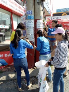 Thành viên của đội tham gia bóc xóa quảng cáo, rao vặt trái phép