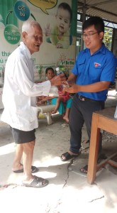 Thành viên của đội tham gia phát cơm cho bệnh nhân nghèo tại bệnh viện Châu Thành
