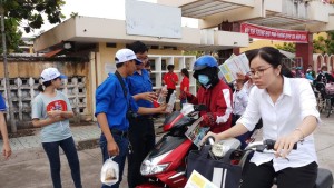 Thành viên đội Tình nguyện xanh tham gia chương trình Tiếp sức mùa thi