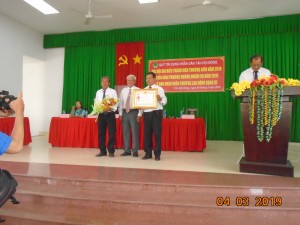 Ông Huỳnh Văn Bé Hai, Chủ tịch UBND huyện trao Huân chương Lao động hạng Ba cho Quỹ TDND xã Tân Hội Đông