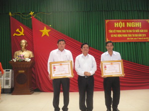 Ông Trương Minh Tới, Bí thư Huyện ủy thừa ủy quyền trao Huân chương lao động hạng 3 cho xã Tân Hương và Hội Nông dân huyện