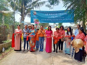 Quang cảnh cắt băng khánh thành cầu Như Ý (xã Tân Hội Đông)