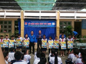 Quang cảnh lễ bàn giao khu vui chơi cho thiếu nhi Trường Tiểu học Bàn Long