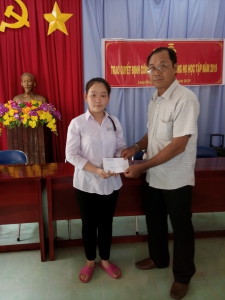 Ông Hà Văn Tư trao học bổng cho em Nguyễn Thị Phương Dung