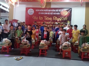 Trao quà cho thiếu nhi nghèo, hoàn cảnh khó khăn trên địa bàn thị trấn Tân Hiệp dịp Trung thu 2019